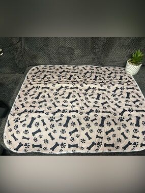 5 NWOT Puppy Pads in Light tan with Black Paw & Bone Print